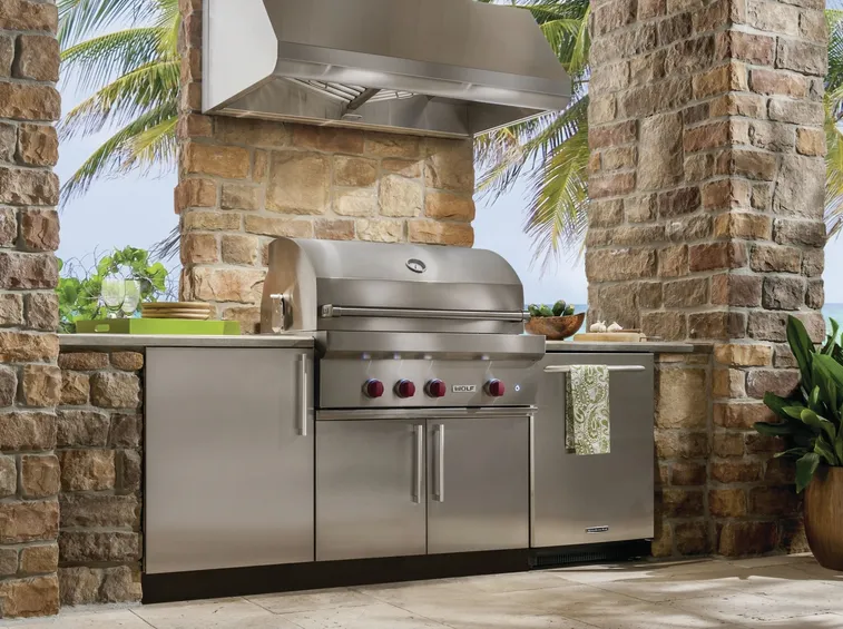 barbecue da giardino con cappa