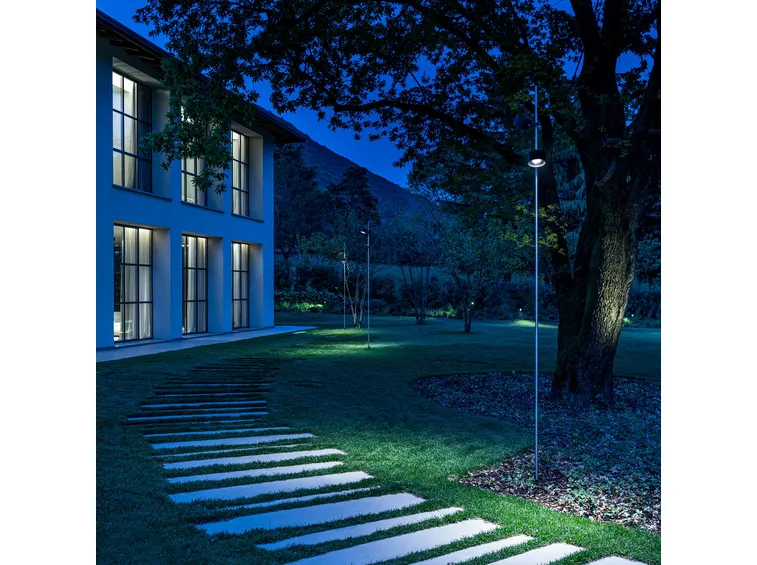 Lavorare in quota, accensione e smontaggio a fine feste (foto Illuminazione giardino Davide Groppi Bubka)