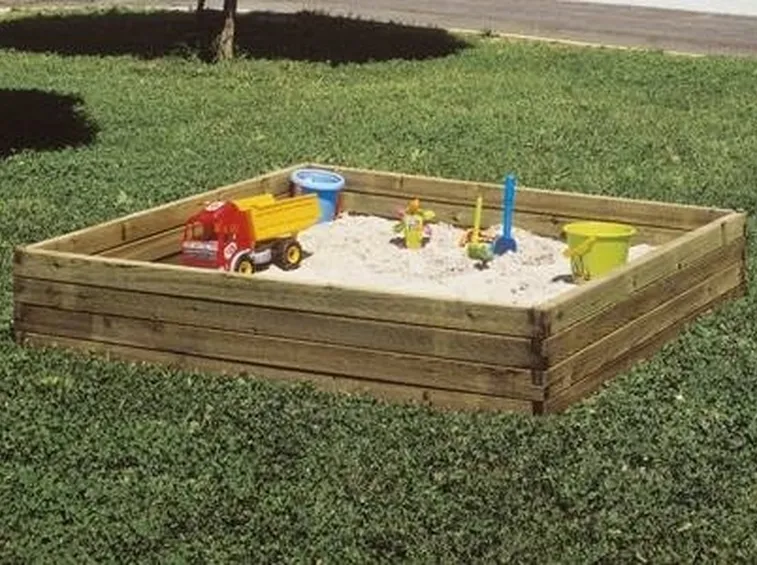 Un esempio di sabbiera da giardino.