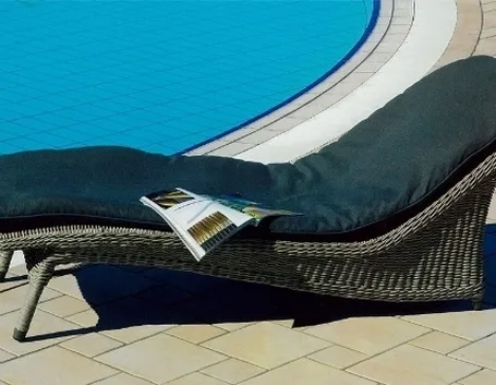 chaise longue da piscina con copertura