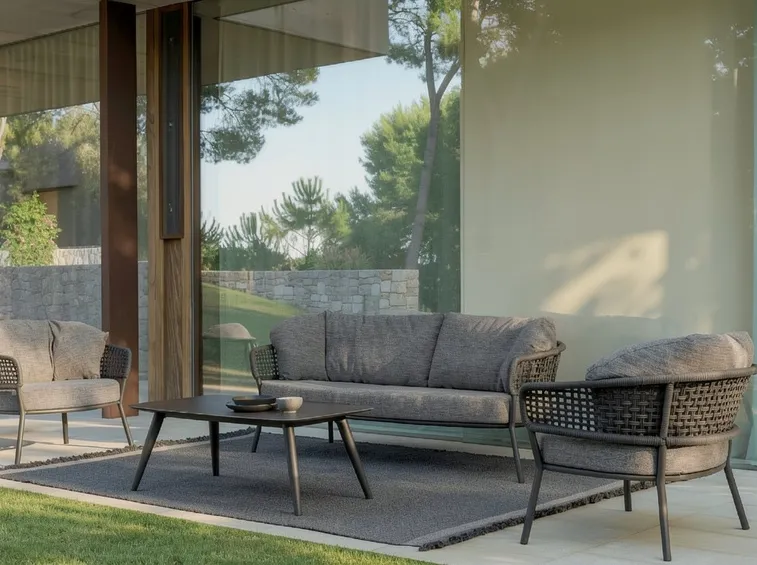 Perché il rattan sintetico teme il freddo meno di quello naturale (foto Salotto rattan Talenti Moon Alu Arredo per esterno)