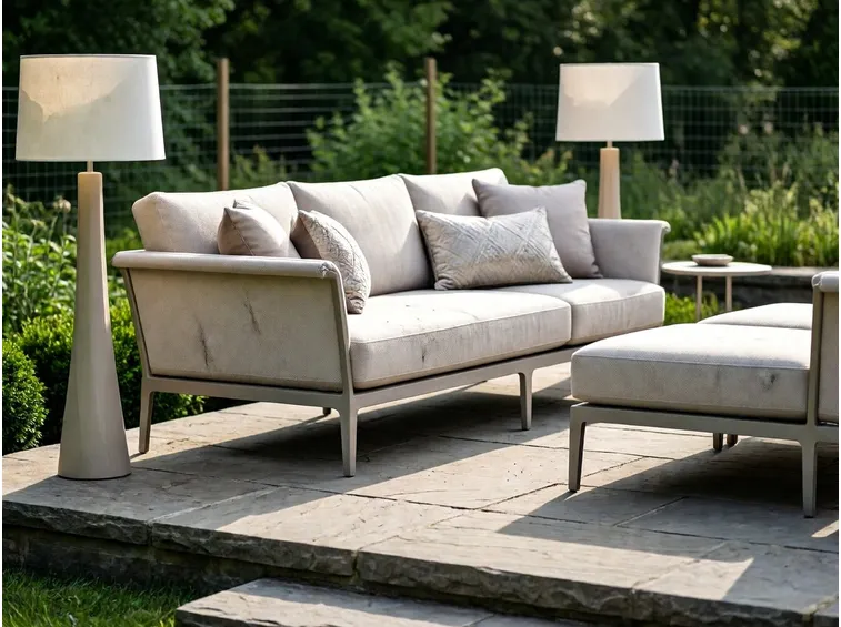 salotto da giardino con lampade