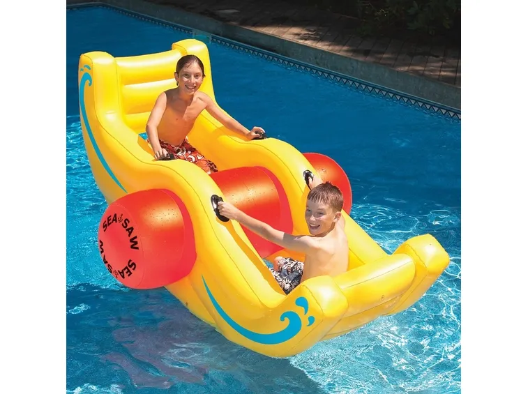 Giochi in piscina