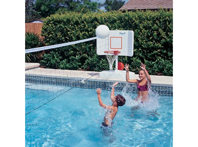giocare in piscina con i bambini