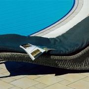 chaise longue da piscina con copertura