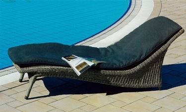 chaise longue da piscina con copertura