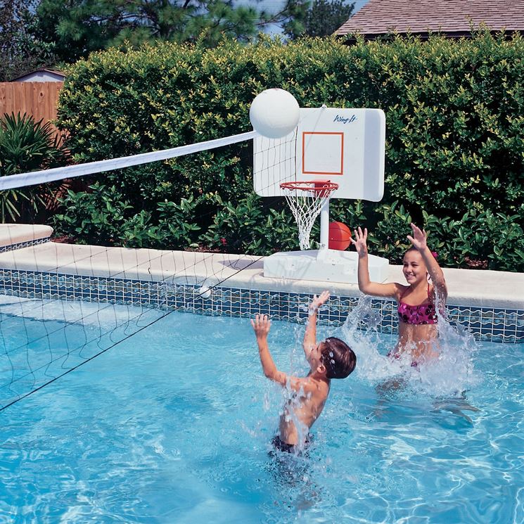 giocare in piscina con i bambini