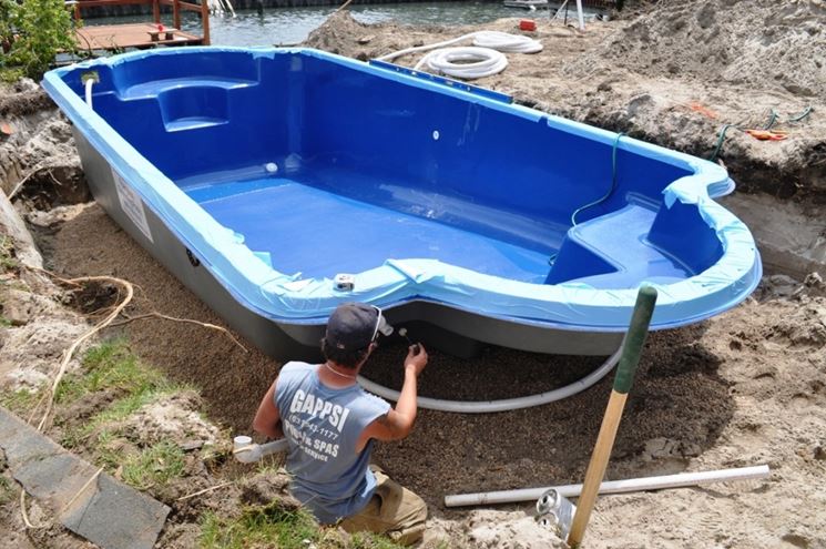 posa piscina in vetroresina