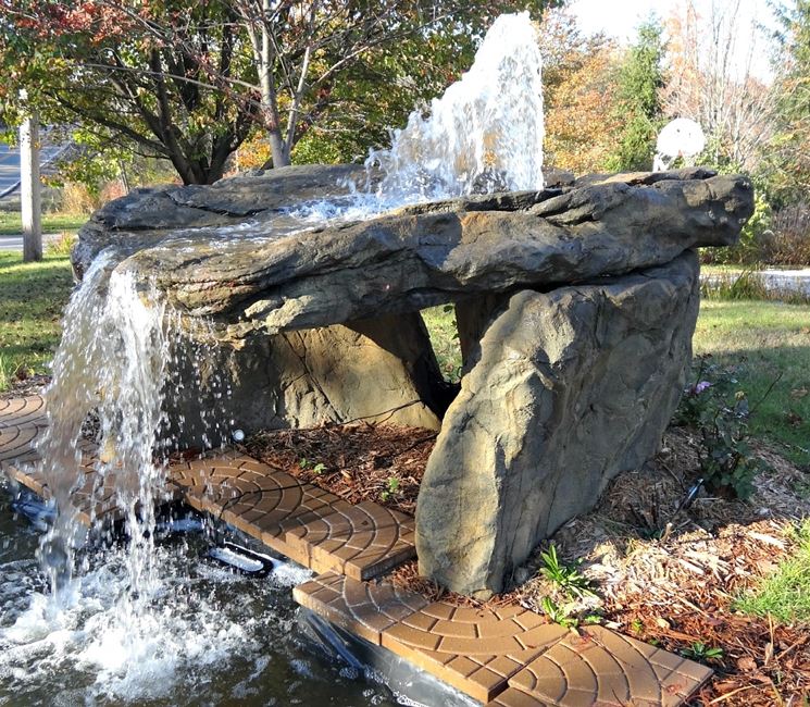 cascata in pietra in giardino